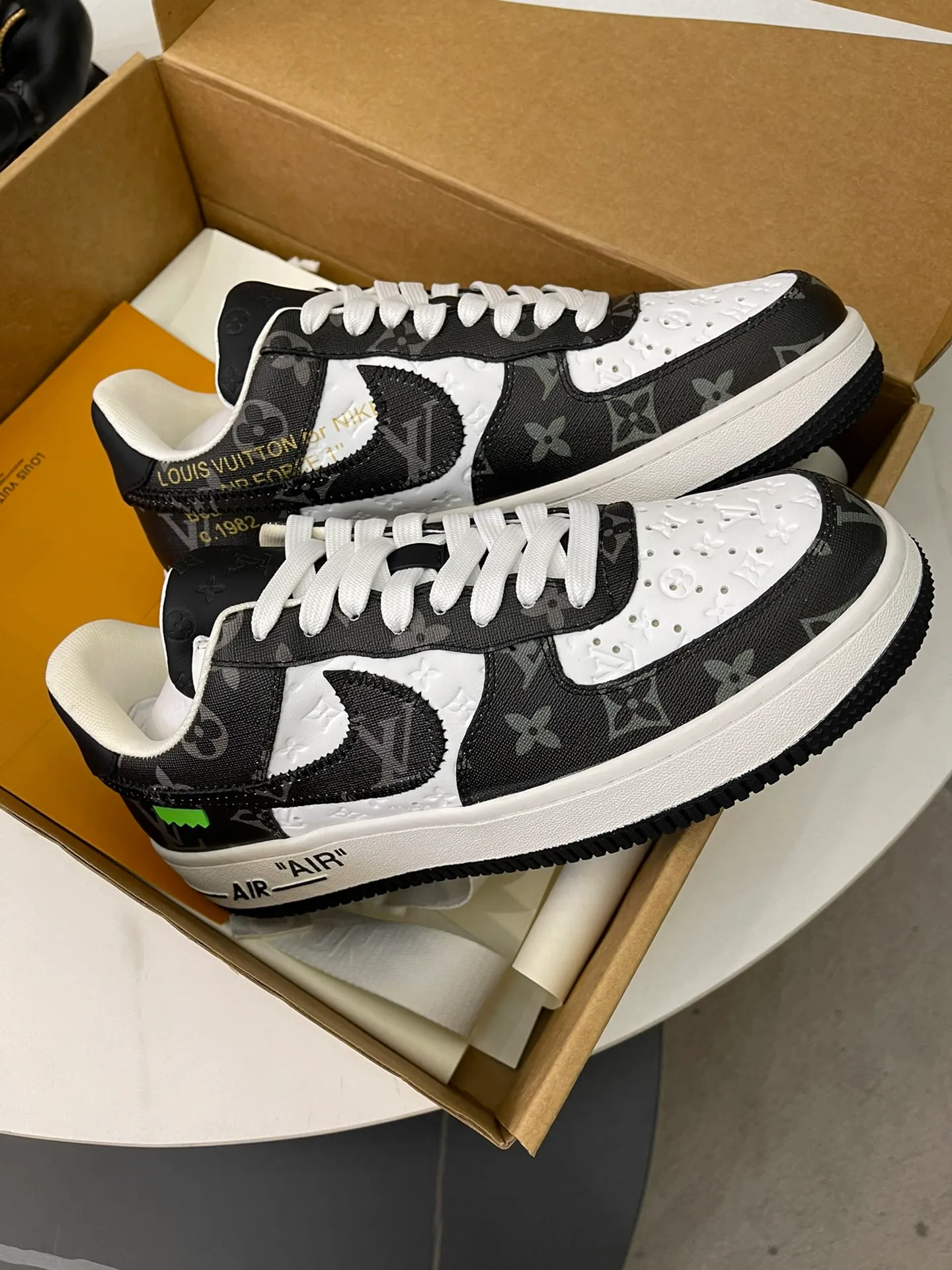 👟👟Ex-factory price 700👟👟 High version ⚠️Couple model👫Lv co-branded. Nik Air Jorda 1 Low AJ1 Jordan generation low-top classic retro culture and leisure sports basketball shoes refuse public soles and purchase raw materials synchronized with the original factory. All details restore 98% of the original flavor and are loyal to the original version. Outsole: Air cushion outsole adjusted by the original factory. Size: 35-45